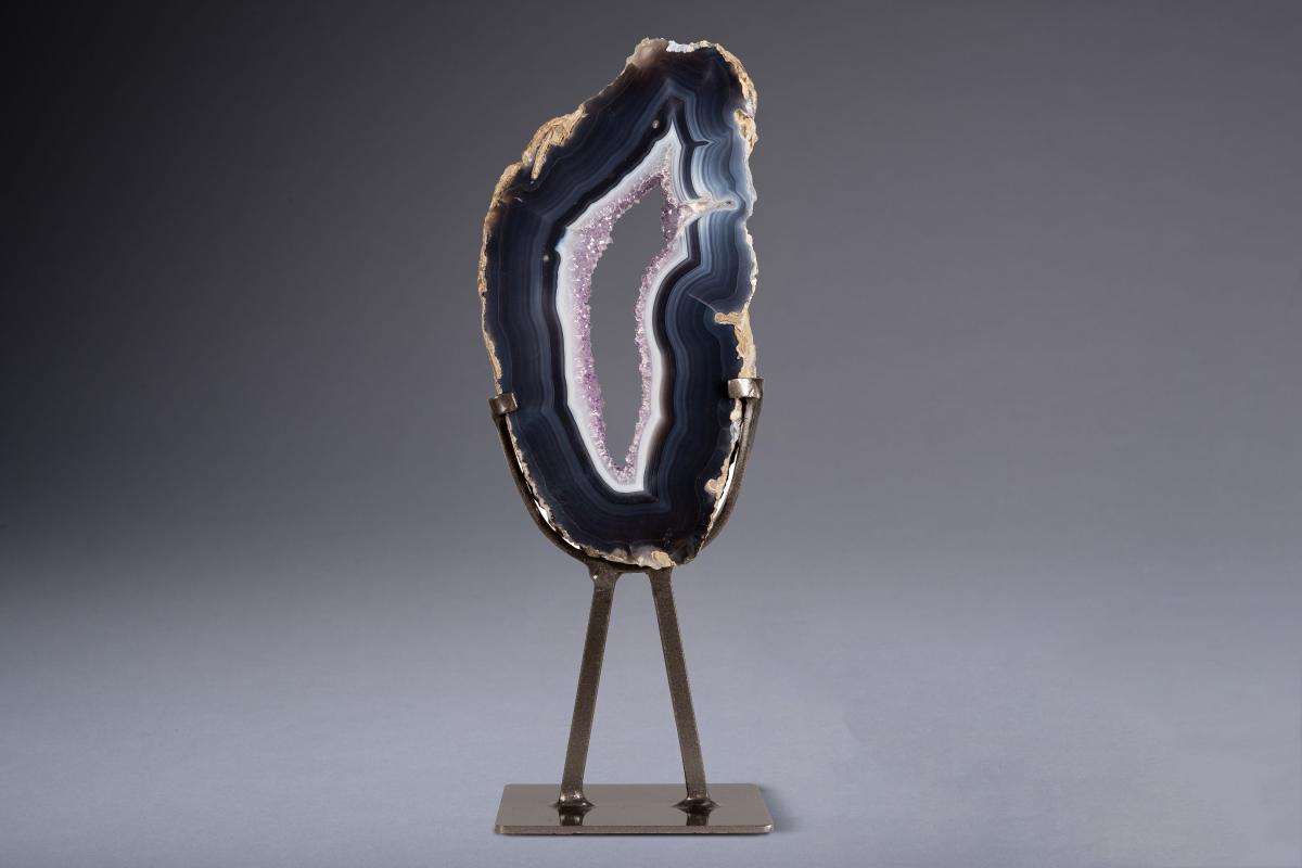 GEODE SLICE WITH AMETHYST FROMATION IN THE CENTRE,